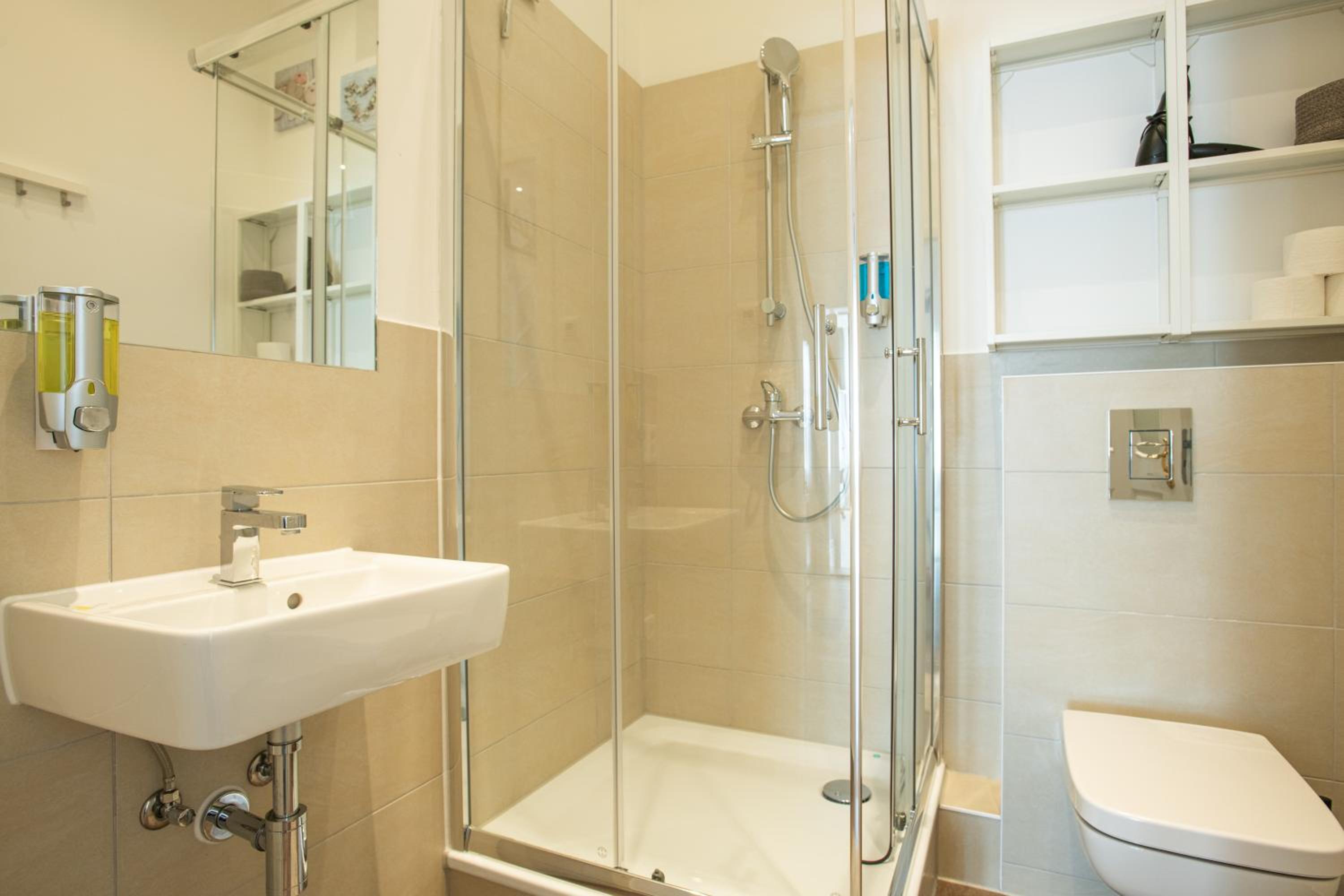 KAISER 02 by ROCKCHAIR Apartments l SUPERHOST Status l 3 Bedrooms Boxspringbeds 2 Bathrooms l Cozy Family & Business Flair 155 sqm 3 Balcony 2nd Floor Elev