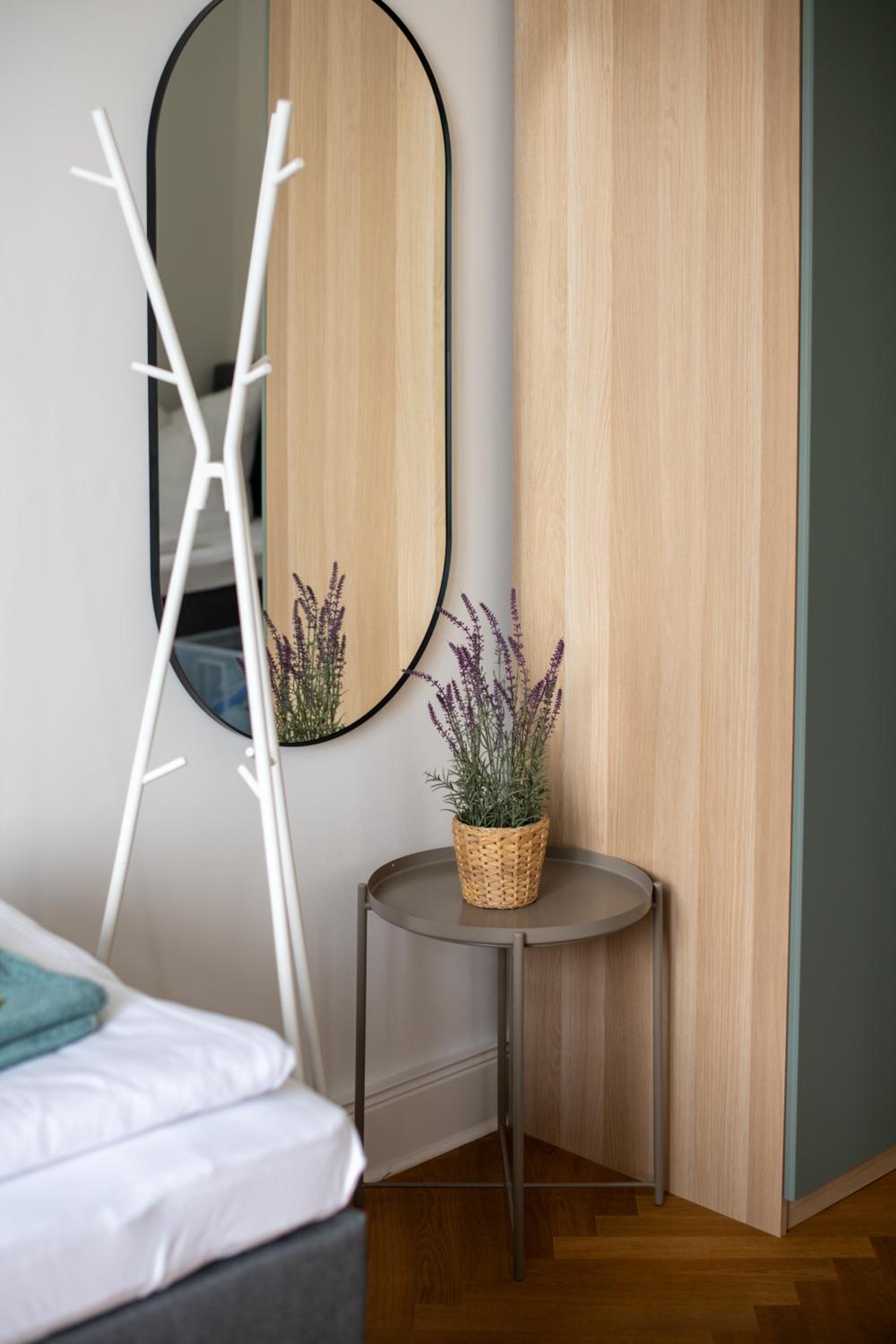 KAISER 02 by ROCKCHAIR Apartments l SUPERHOST Status l 3 Bedrooms Boxspringbeds 2 Bathrooms l Cozy Family & Business Flair 155 sqm 3 Balcony 2nd Floor Elev