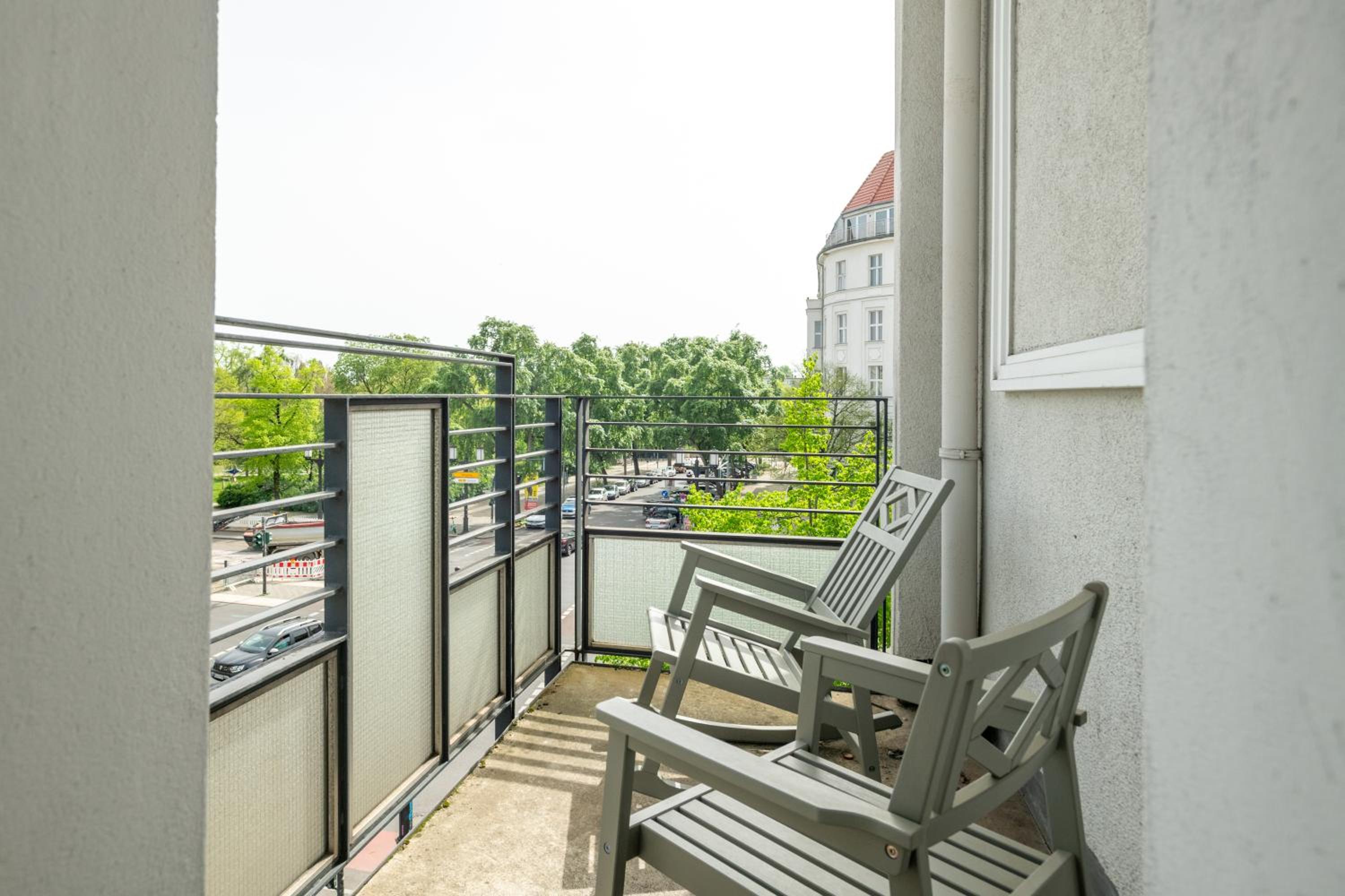 KAISER 02 by ROCKCHAIR Apartments l SUPERHOST Status l 3 Bedrooms Boxspringbeds 2 Bathrooms l Cozy Family & Business Flair 155 sqm 3 Balcony 2nd Floor Elev