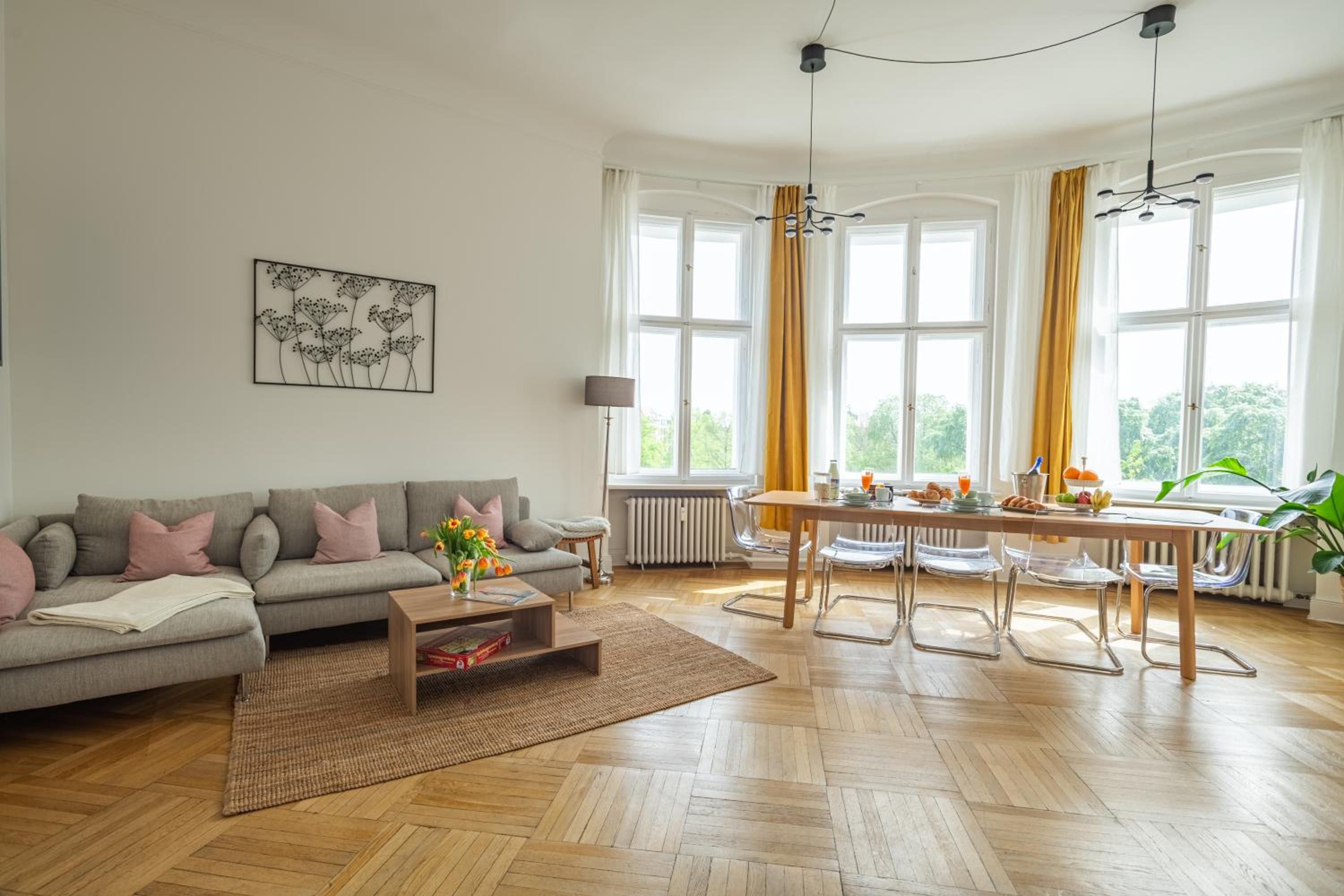 KAISER 02 by ROCKCHAIR Apartments l SUPERHOST Status l 3 Bedrooms Boxspringbeds 2 Bathrooms l Cozy Family & Business Flair 155 sqm 3 Balcony 2nd Floor Elev
