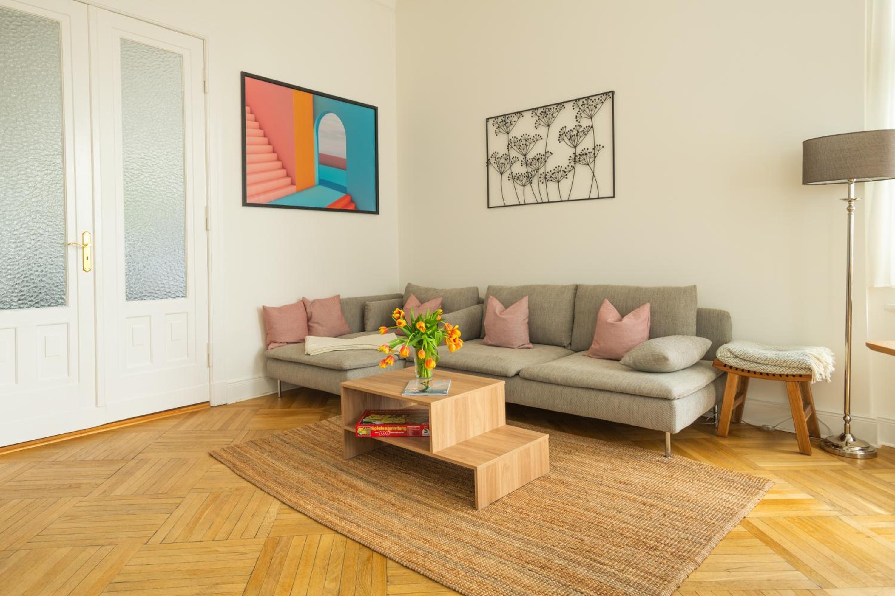 KAISER 02 by ROCKCHAIR Apartments l SUPERHOST Status l 3 Bedrooms Boxspringbeds 2 Bathrooms l Cozy Family & Business Flair 155 sqm 3 Balcony 2nd Floor Elev