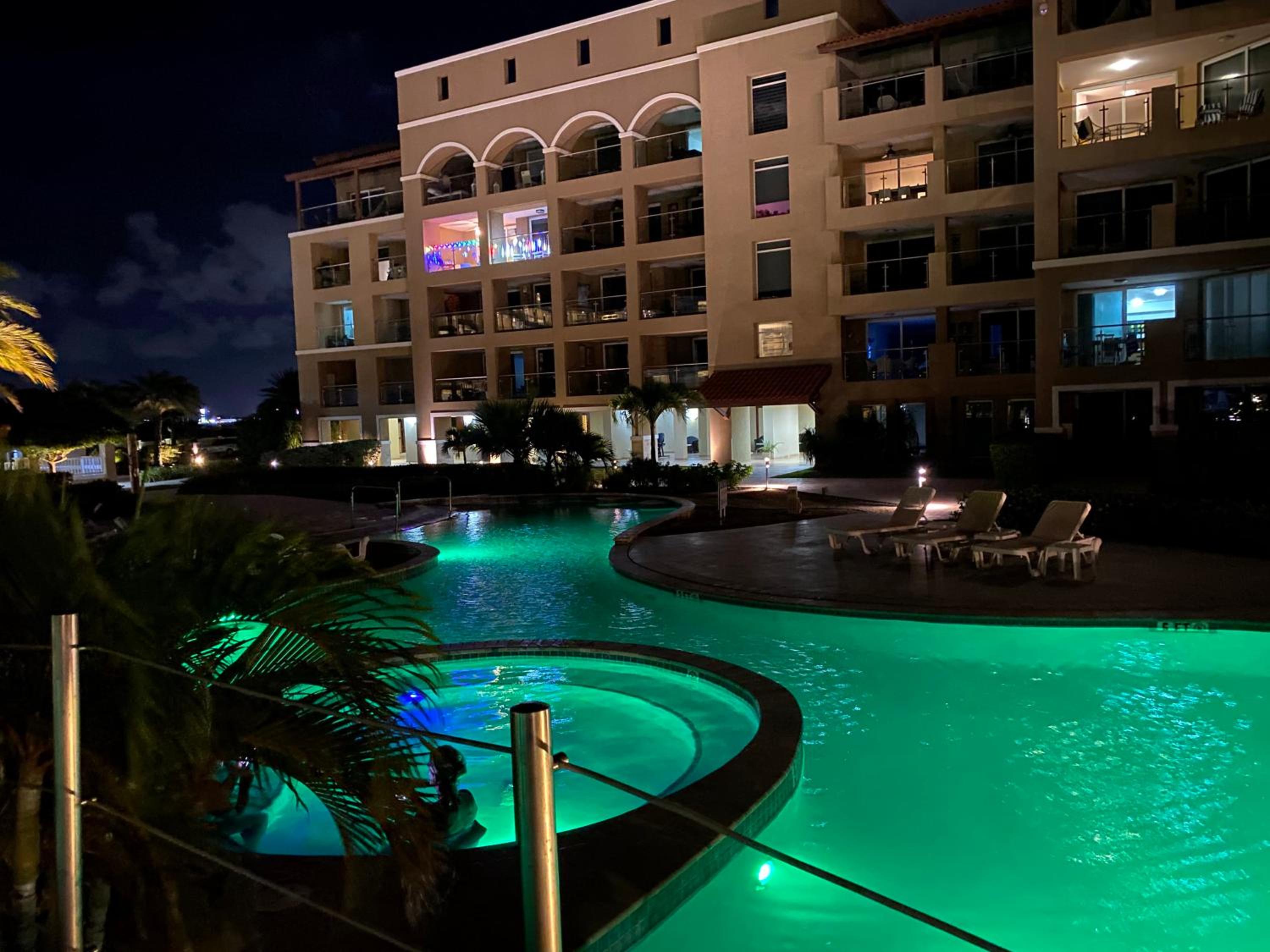 Beautiful Vibes Sun Kiss Serenity your Stylish Apt Just Steps from Eagle Beach