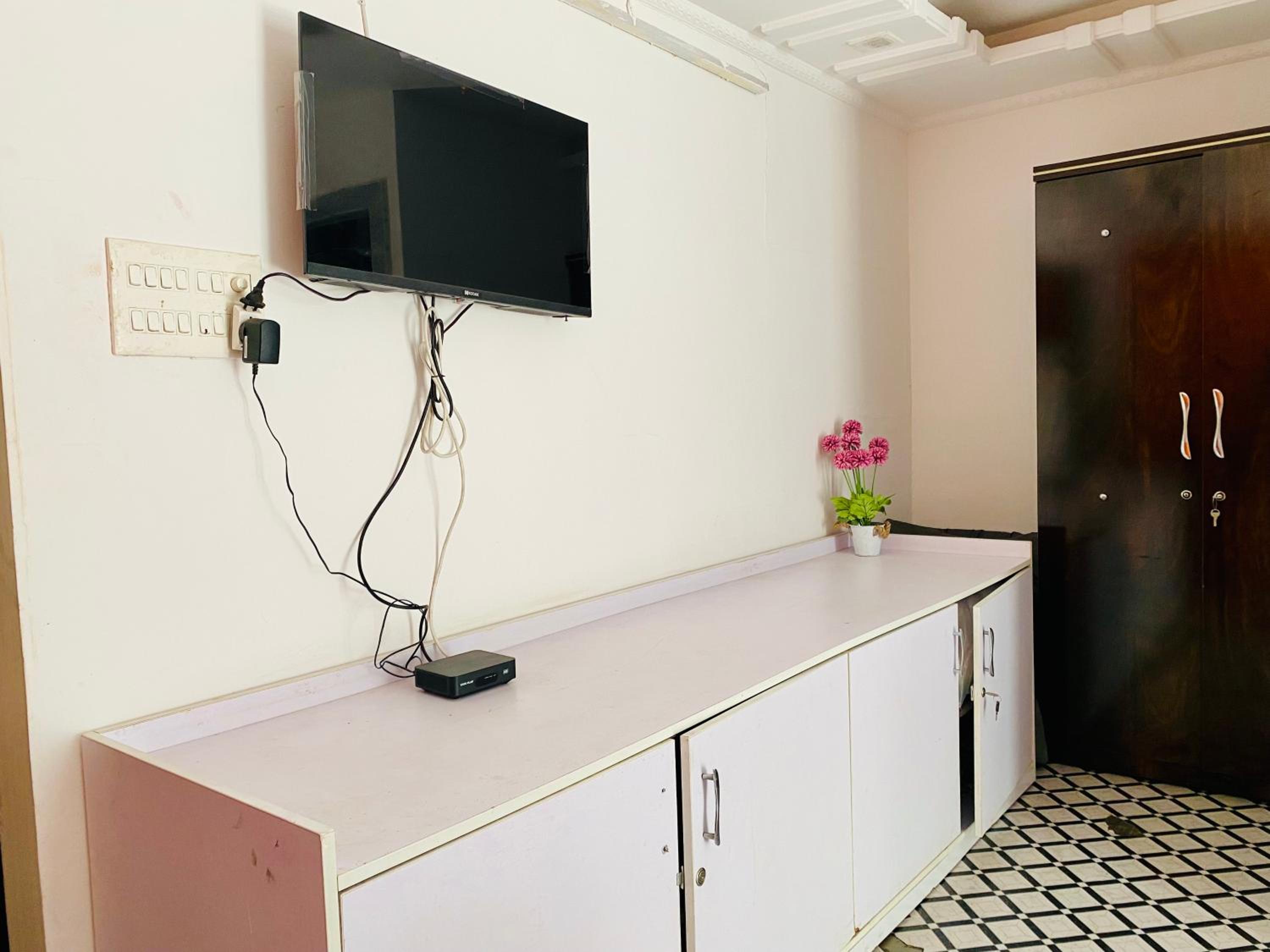 Separate 2 AC Rooms Kalyani Nagar Near Pune Airport Osho Garden WTC view 2
