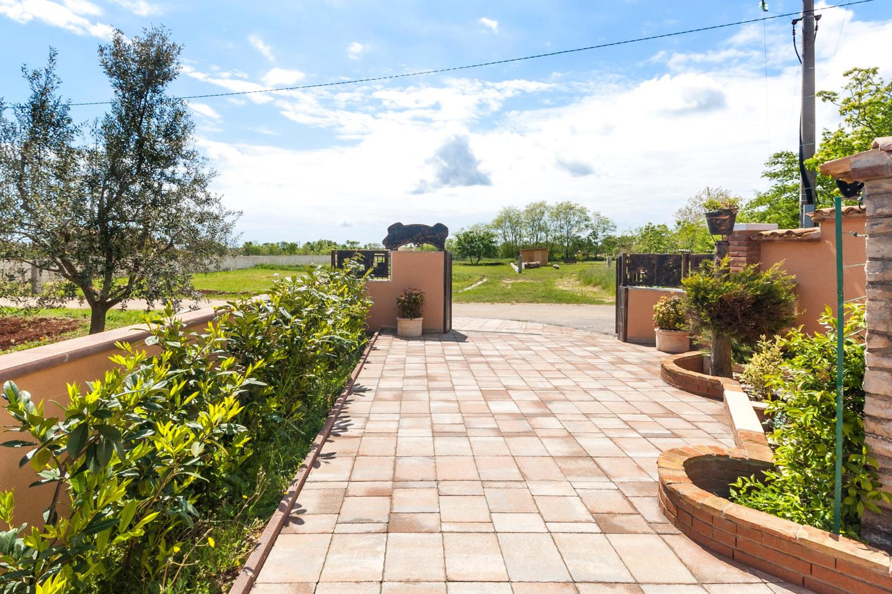 Industrial style studio house Eni, with Parking, BBQ, AC in Marčana, Ferienwohnung view 4