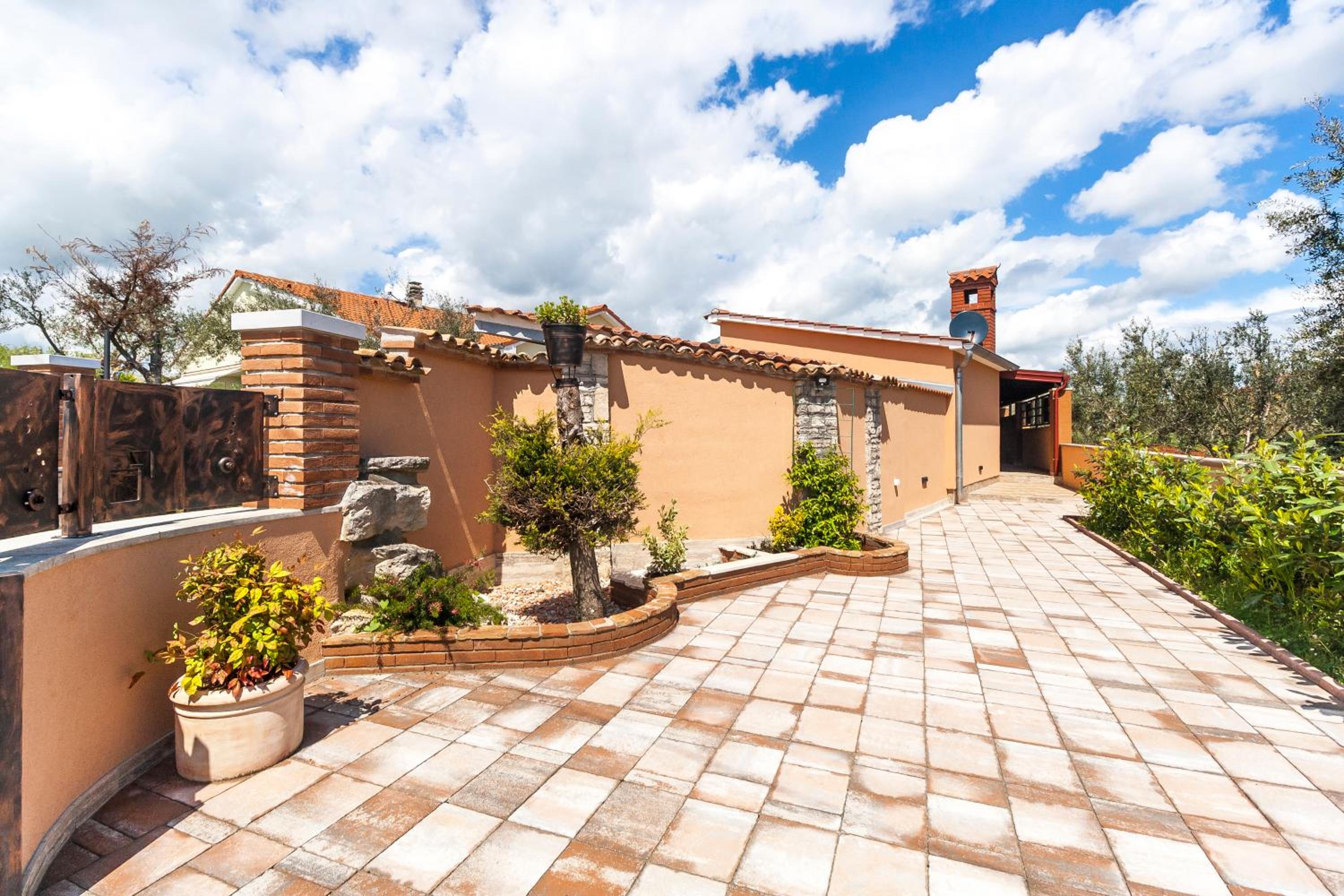Industrial style studio house Eni, with Parking, BBQ, AC in Marčana, Ferienwohnung view 2