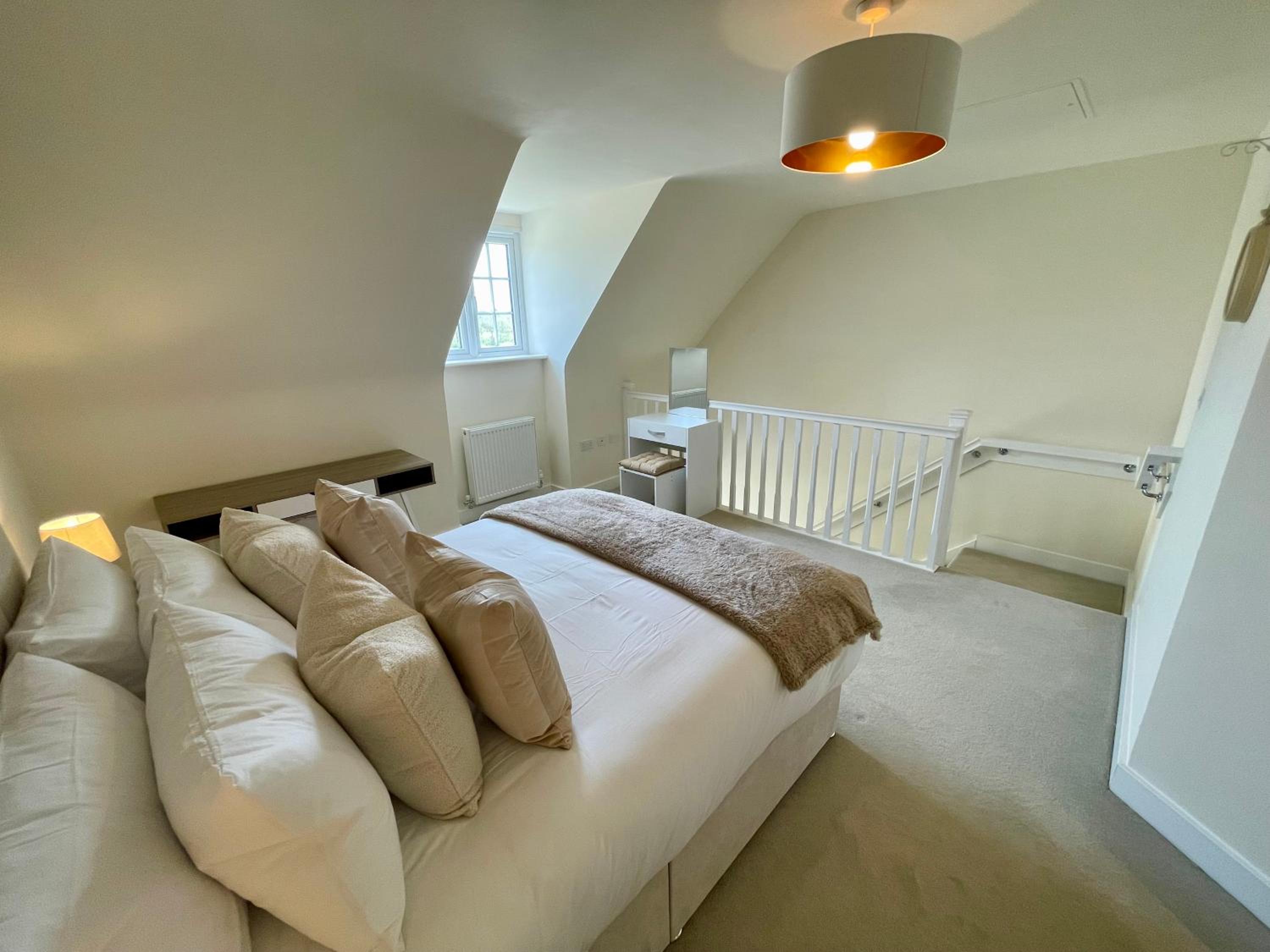 3-Bedroom Luxury Stay With FREE Parking, photo 32