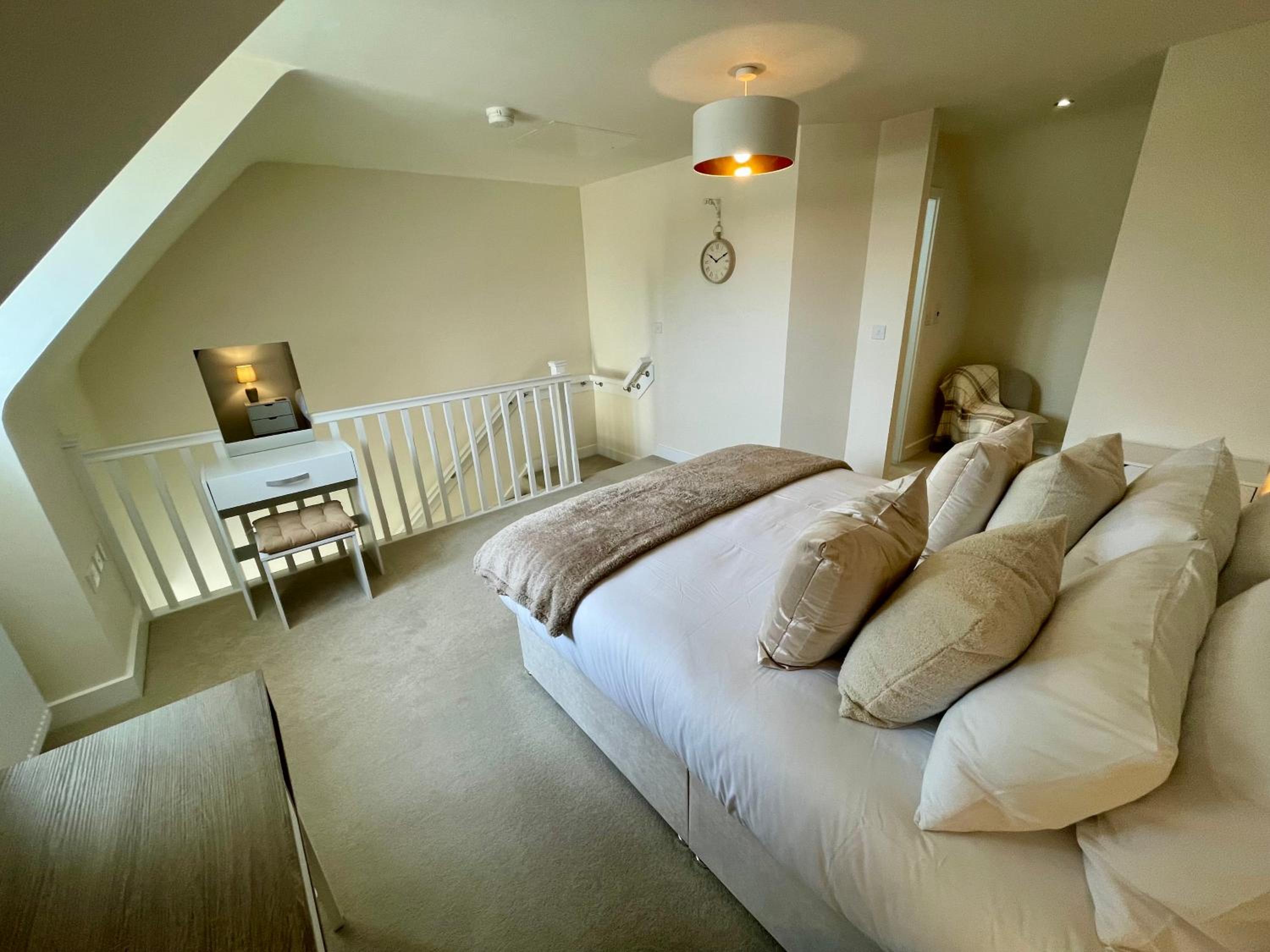 3-Bedroom Luxury Stay With FREE Parking, photo 31
