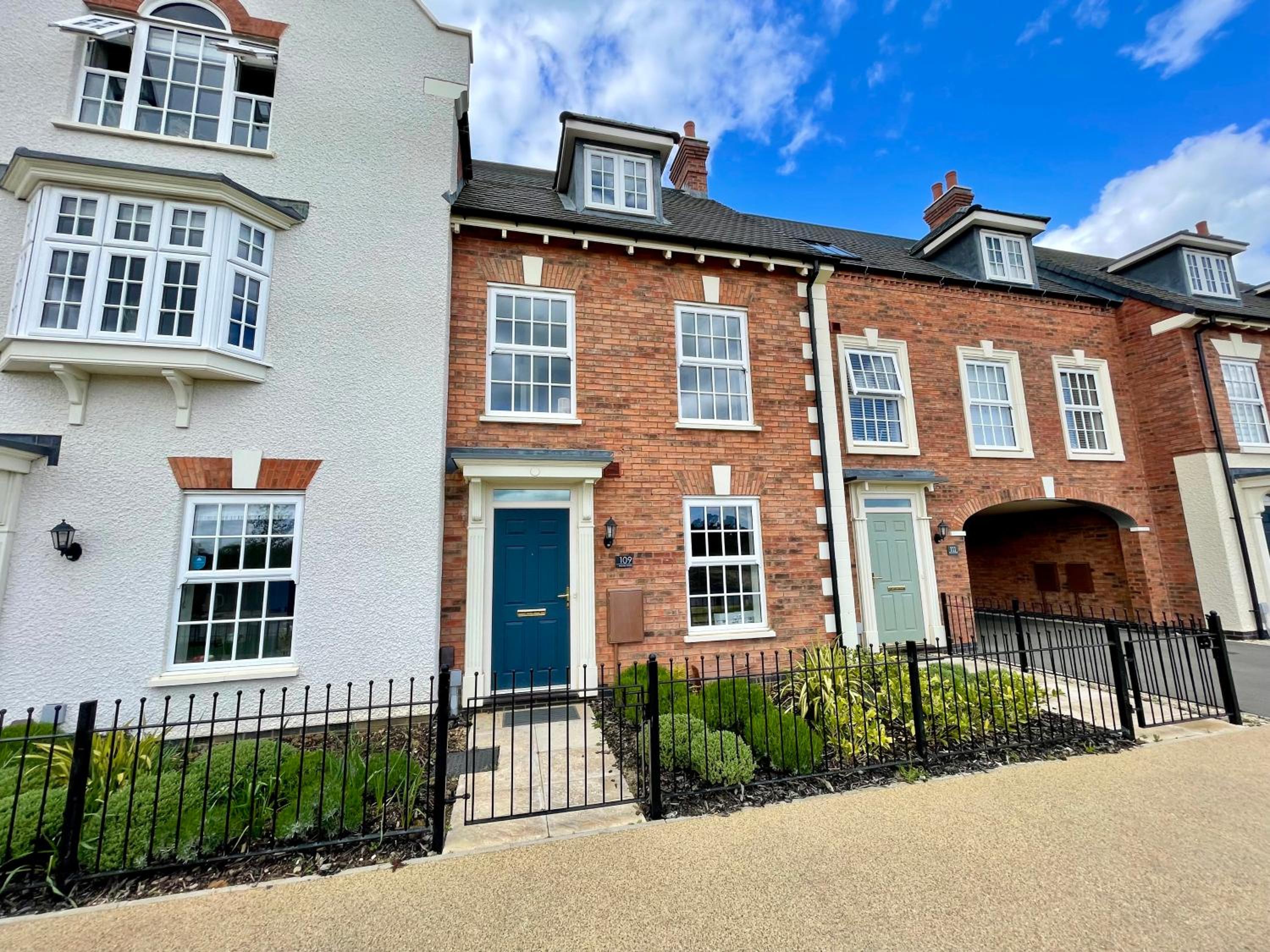 3-Bedroom Luxury Stay With FREE Parking