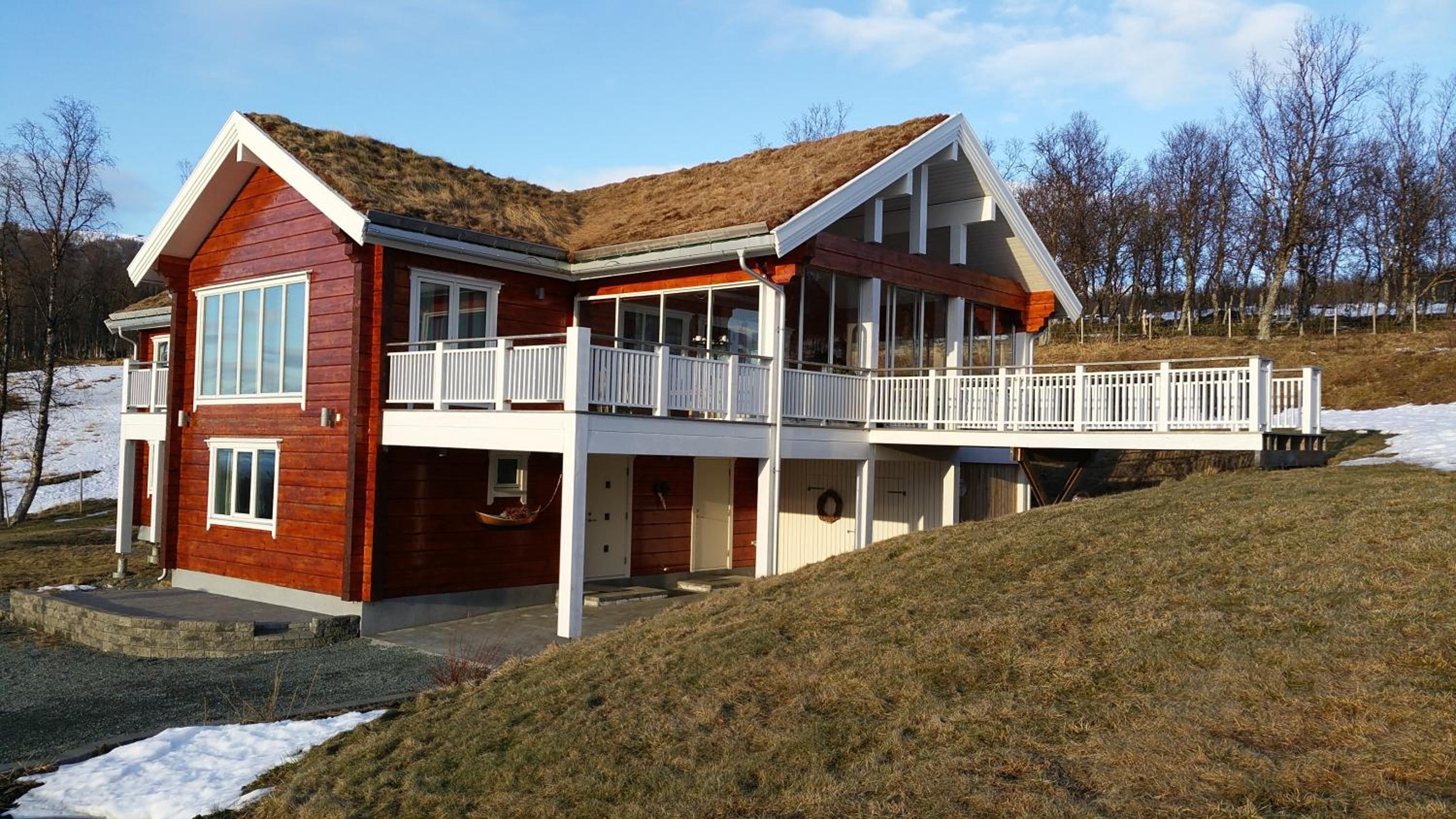 Timber house in Lyngen view 3