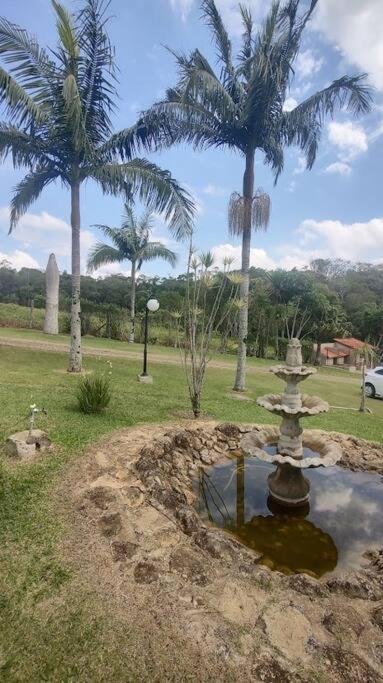 Casa de campo com salão de festas e piscina