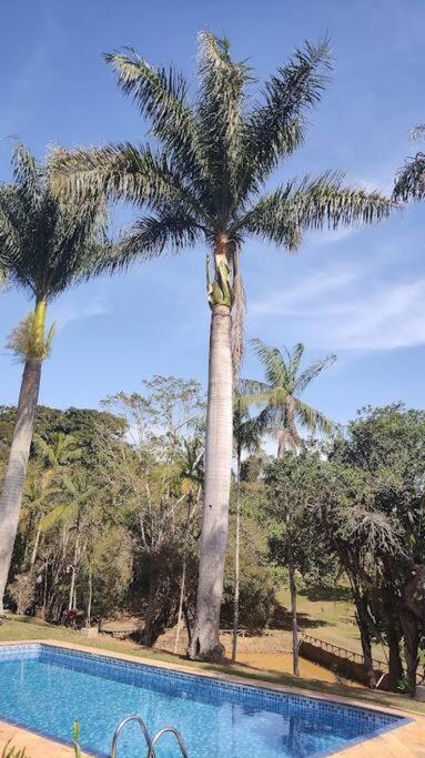 Casa de campo com salão de festas e piscina