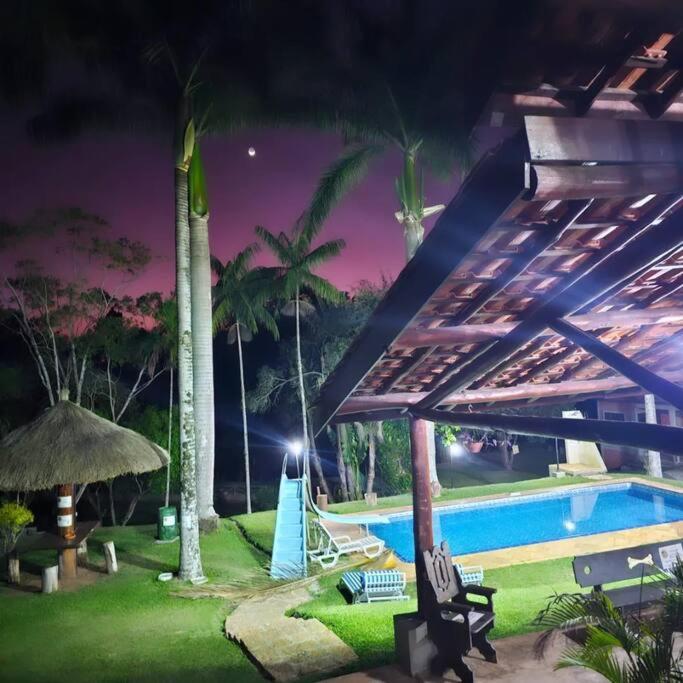 Casa de campo com salão de festas e piscina