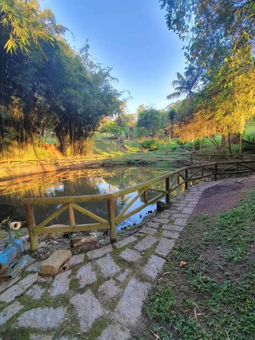 Casa de campo com salão de festas e piscina