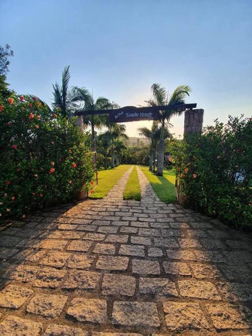 Casa de campo com salão de festas e piscina