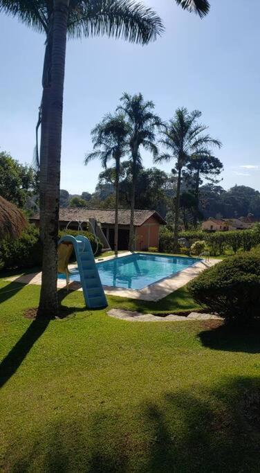 Casa de campo com salão de festas e piscina