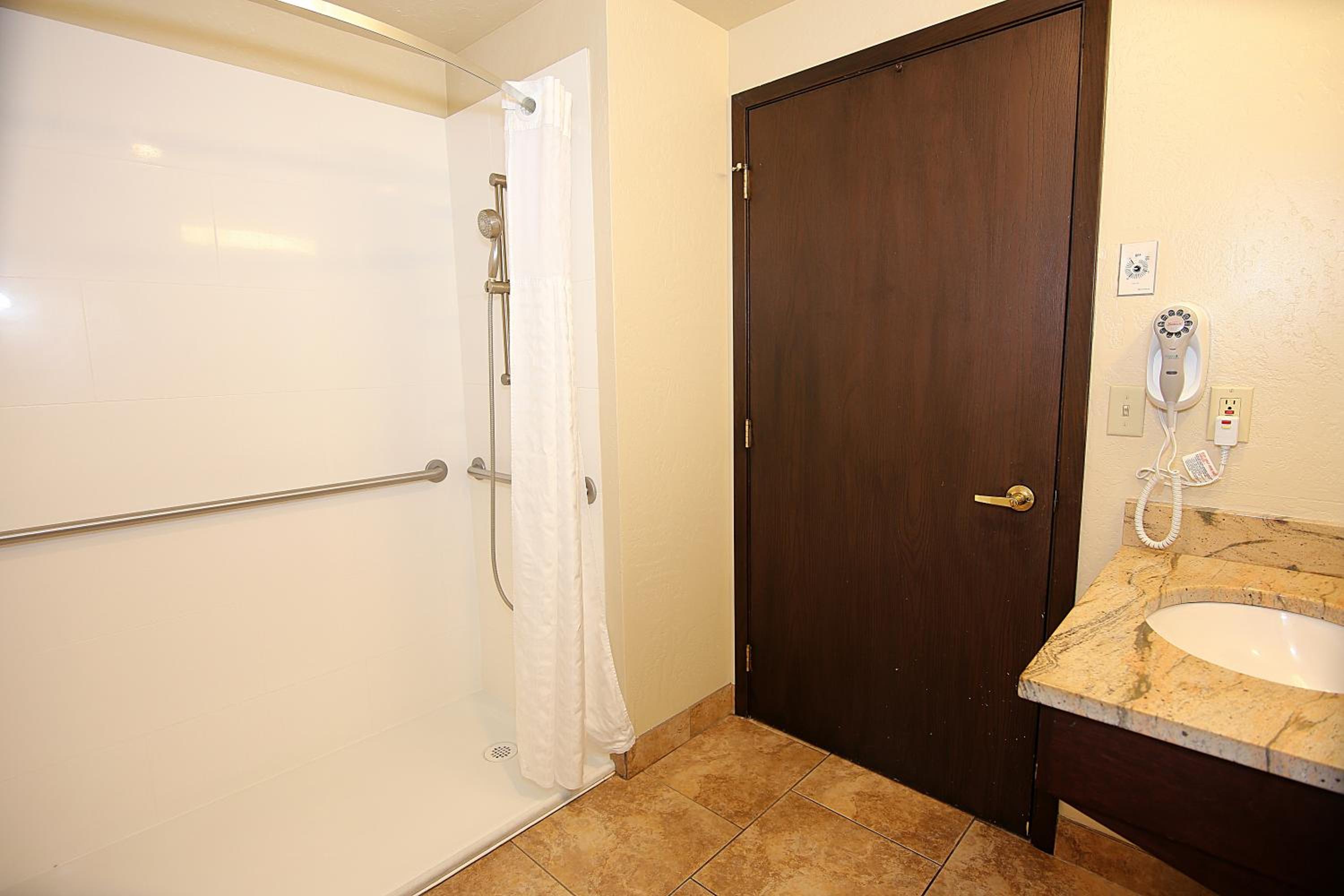Ashland Vacations - Comfort Inn Suites Ashland - Property Image 4