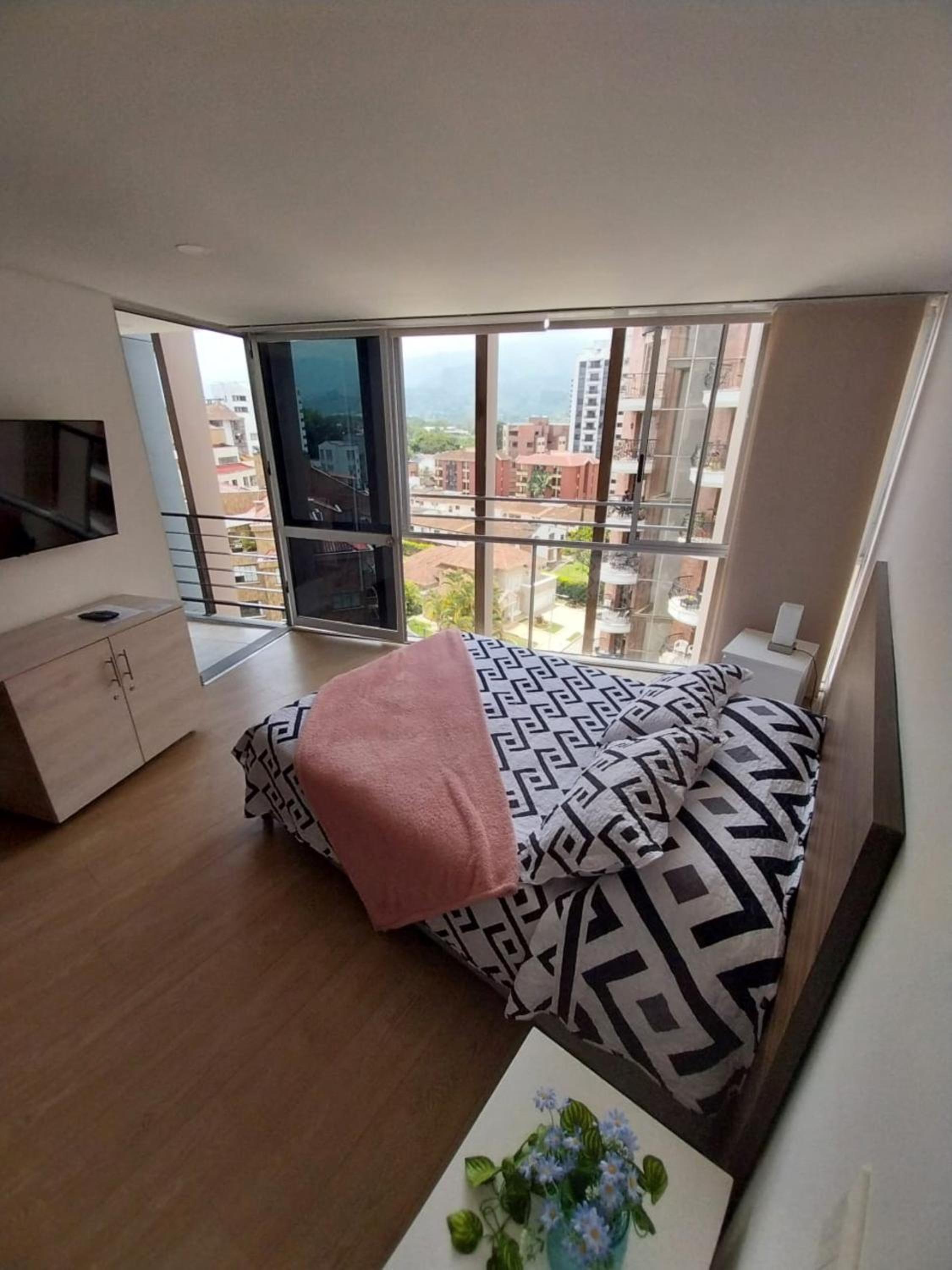 Entire Apartment Loft coffee- parking- WIFI 5G