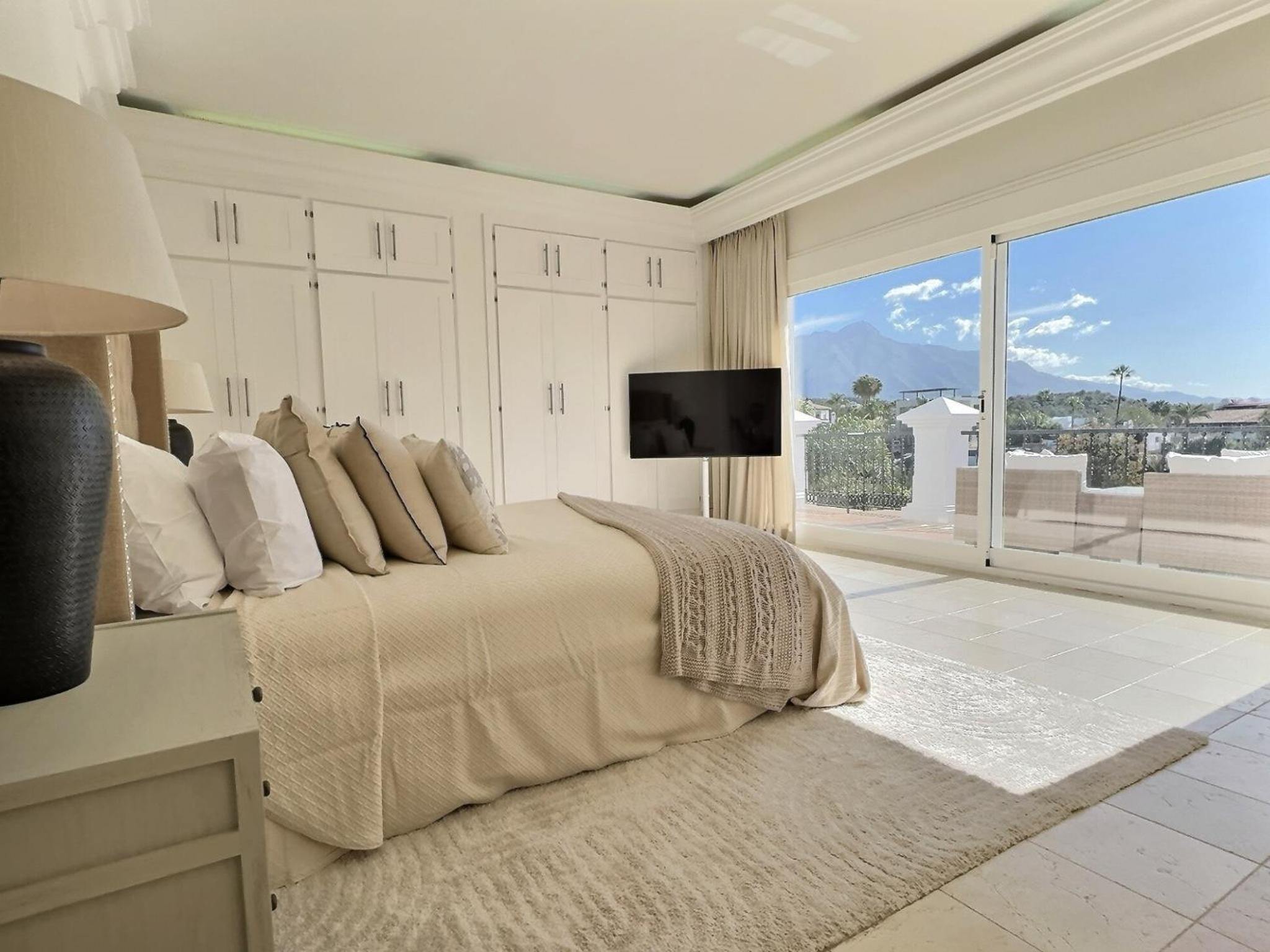 Fabulous 8-bedroom Andalucian family Villa with panoramic vistas of La Concha Marbella