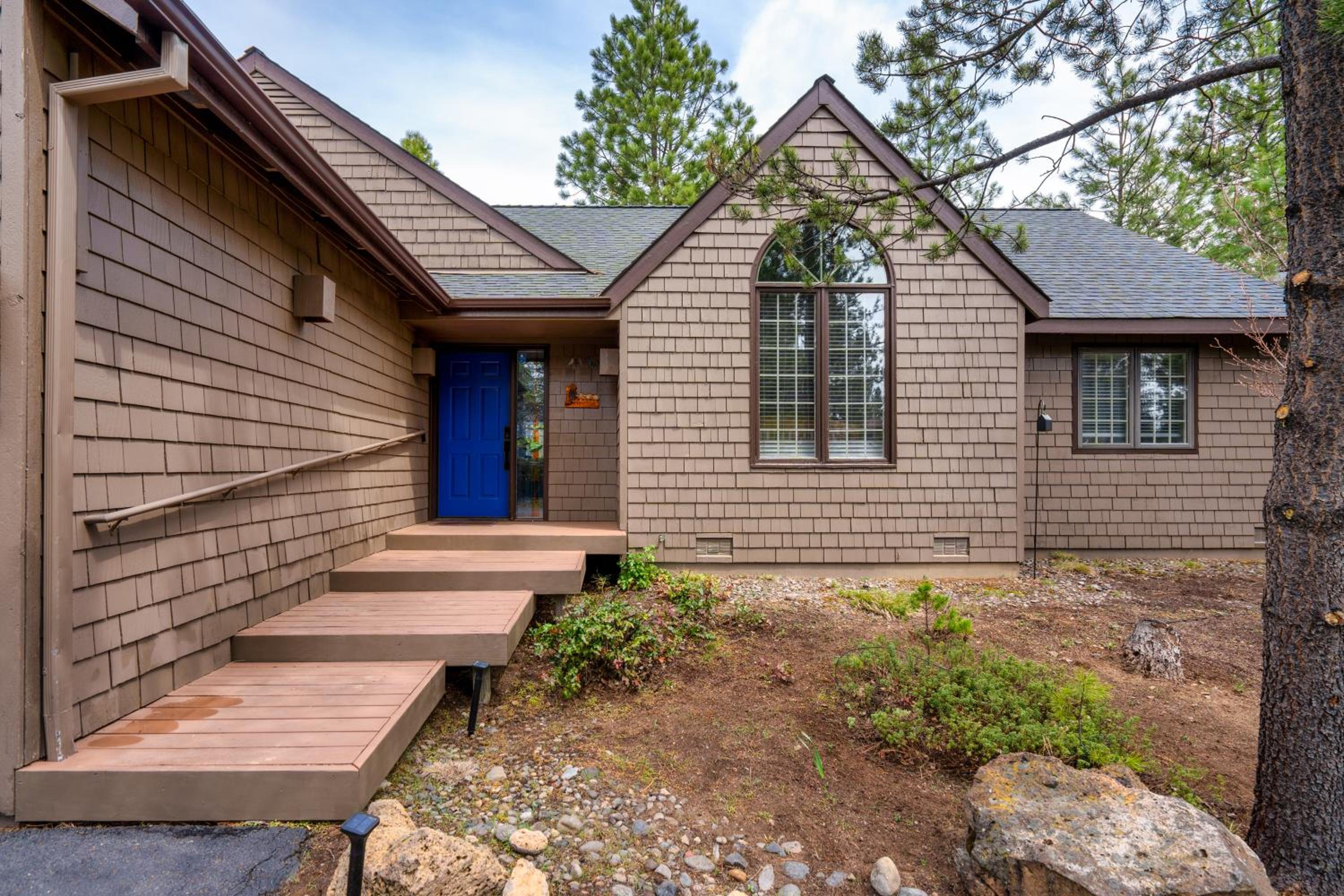 Spacious retreat 4BR AC, SHARC, Hot Tub, Games, Grill, Pets, Fireplace view 5