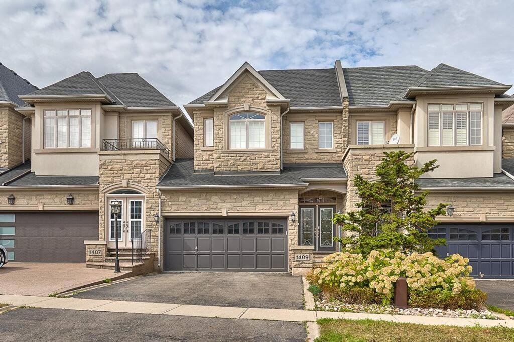 4 Car Parking-King Bed-in Oakville, with Ping Pong-BBQ, highway access