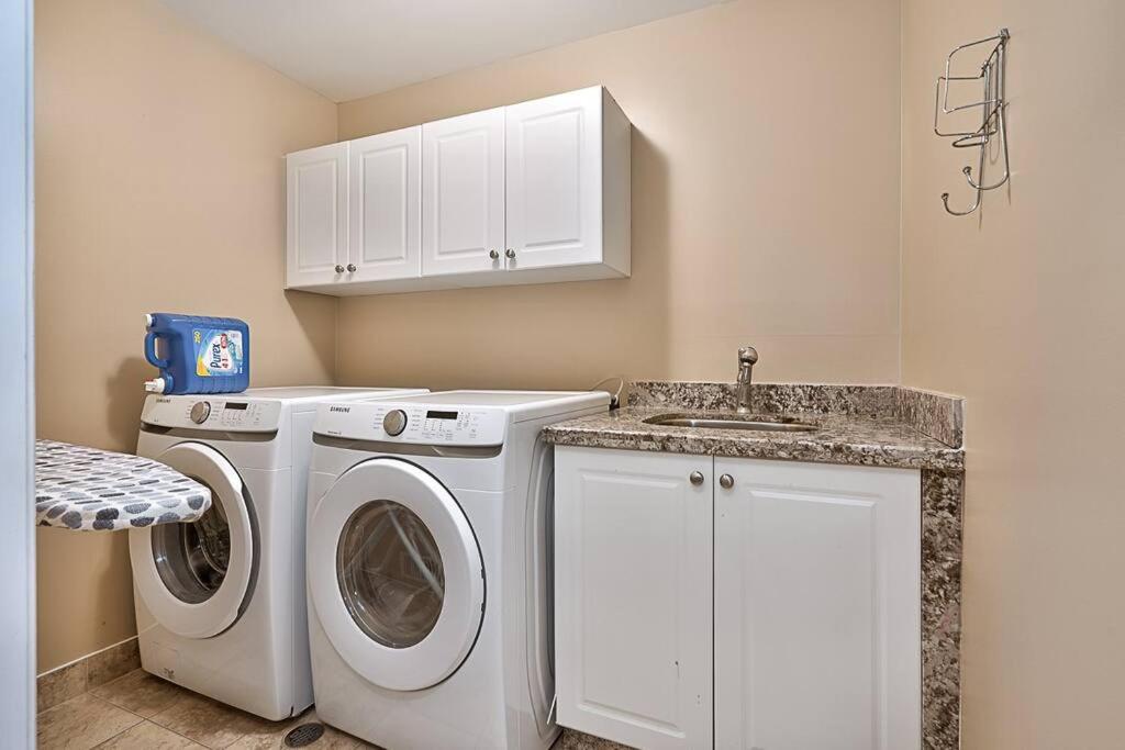 4 Car Parking-King Bed-in Oakville, with Ping Pong-BBQ, highway access