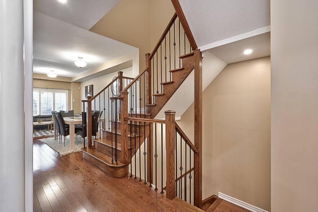 4 Car Parking-King Bed-in Oakville, with Ping Pong-BBQ, highway access