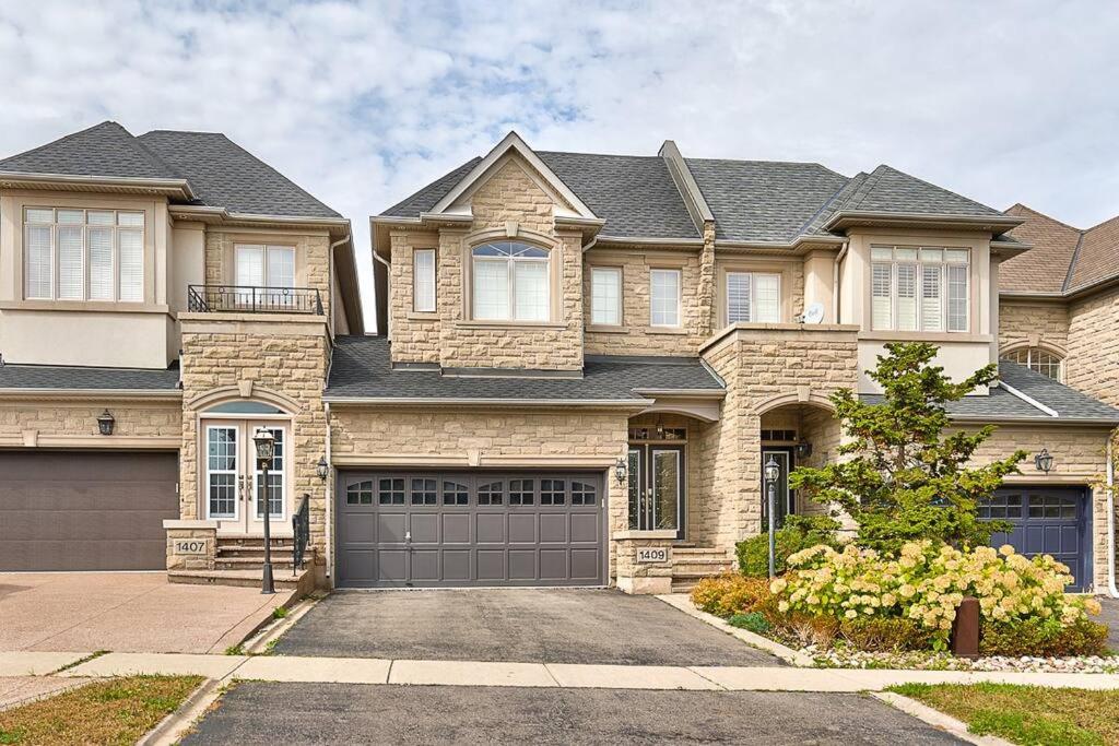 4 Car Parking-King Bed-in Oakville, with Ping Pong-BBQ, highway access