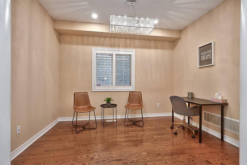 4 Car Parking-King Bed-in Oakville, with Ping Pong-BBQ, highway access
