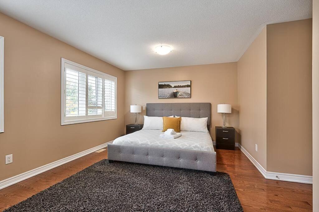 4 Car Parking-King Bed-in Oakville, with Ping Pong-BBQ, highway access