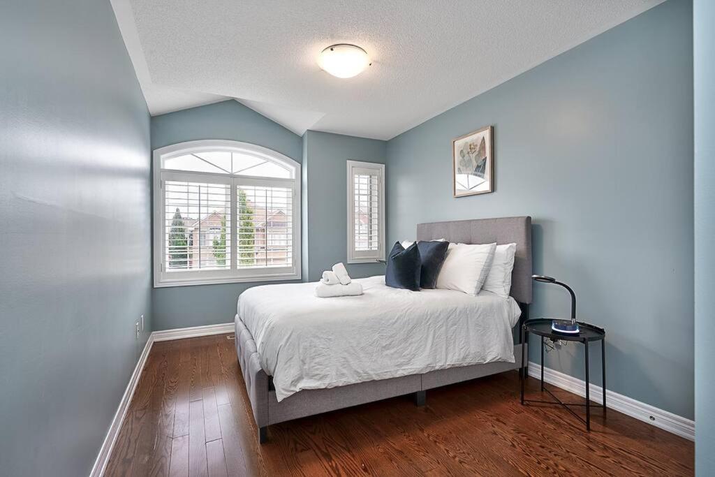 4 Car Parking-King Bed-in Oakville, with Ping Pong-BBQ, highway access