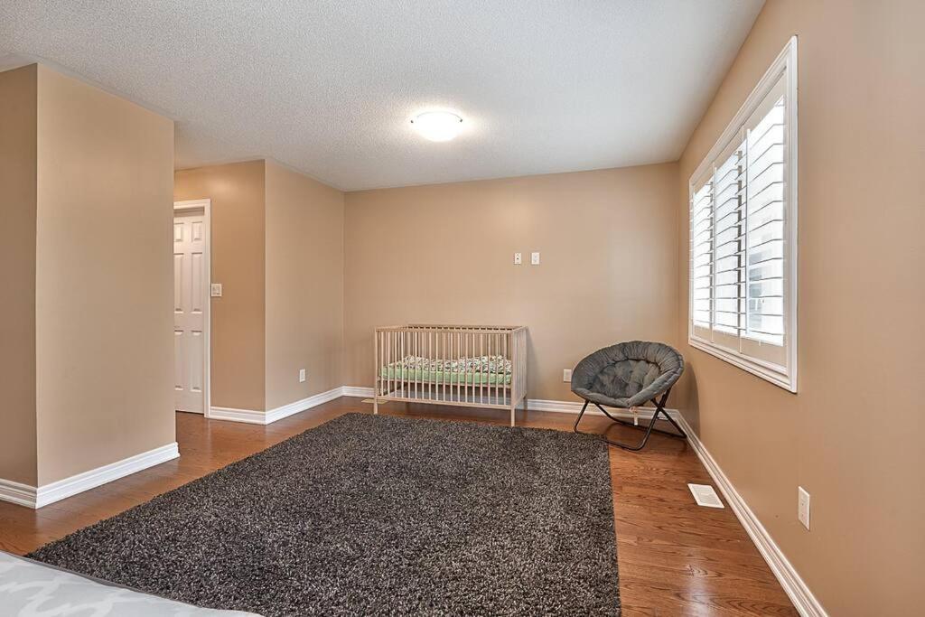 4 Car Parking-King Bed-in Oakville, with Ping Pong-BBQ, highway access