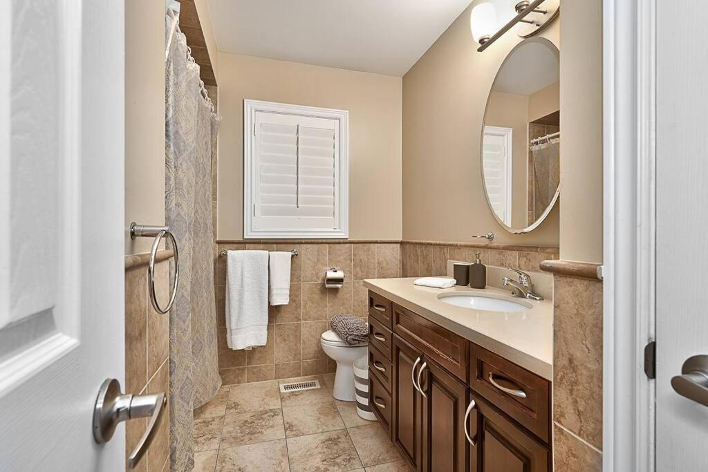 4 Car Parking-King Bed-in Oakville, with Ping Pong-BBQ, highway access