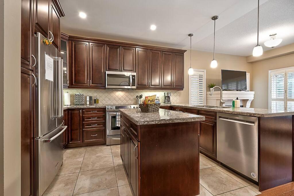 4 Car Parking-King Bed-in Oakville, with Ping Pong-BBQ, highway access