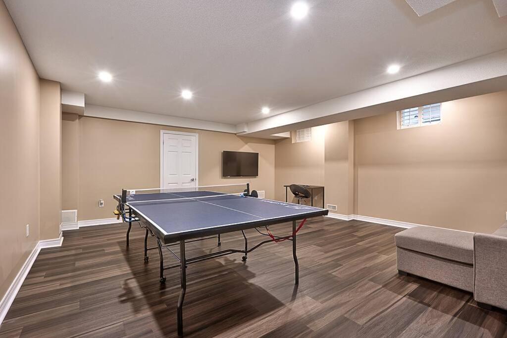 4 Car Parking-King Bed-in Oakville, with Ping Pong-BBQ, highway access