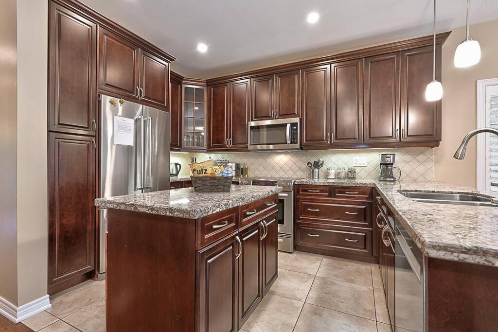 4 Car Parking-King Bed-in Oakville, with Ping Pong-BBQ, highway access