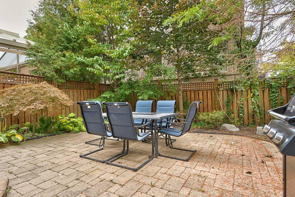 4 Car Parking-King Bed-in Oakville, with Ping Pong-BBQ, highway access