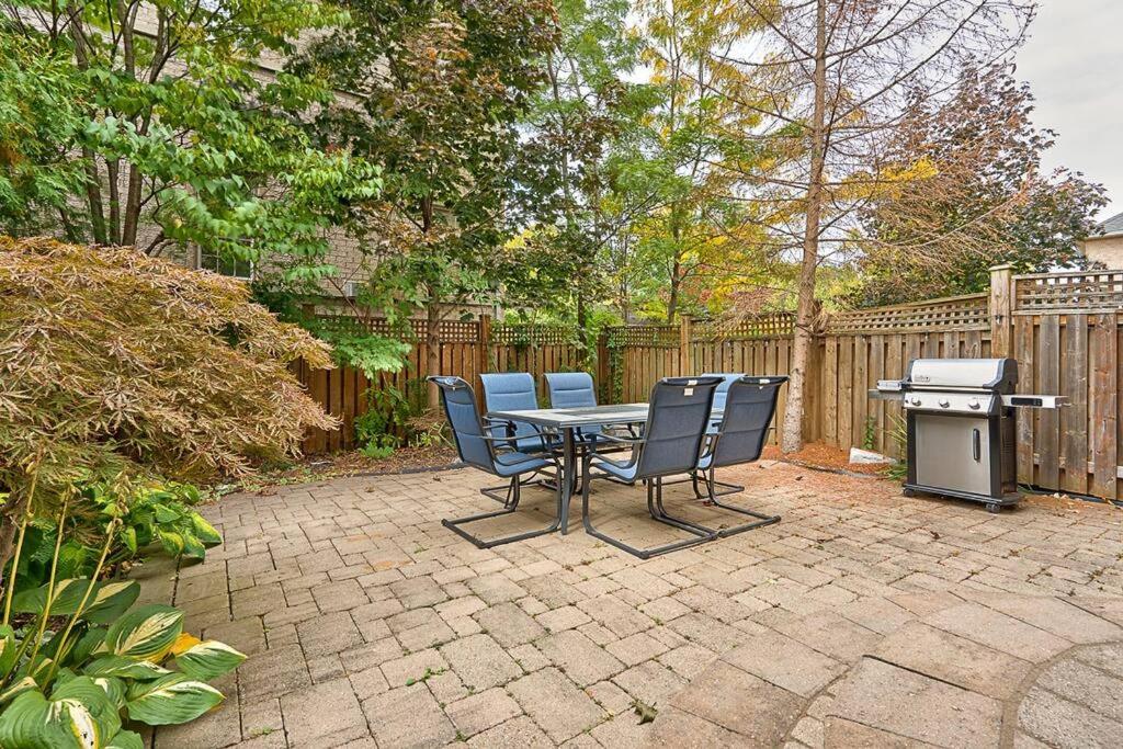 4 Car Parking-King Bed-in Oakville, with Ping Pong-BBQ, highway access