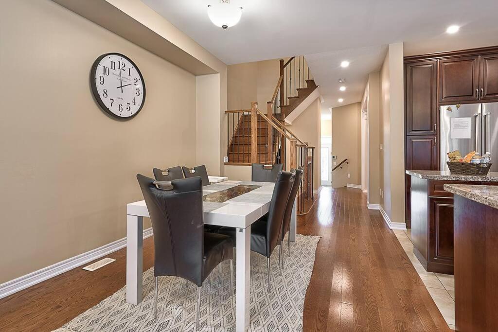 4 Car Parking-King Bed-in Oakville, with Ping Pong-BBQ, highway access