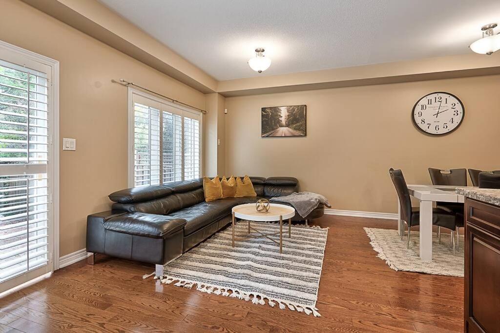 4 Car Parking-King Bed-in Oakville, with Ping Pong-BBQ, highway access