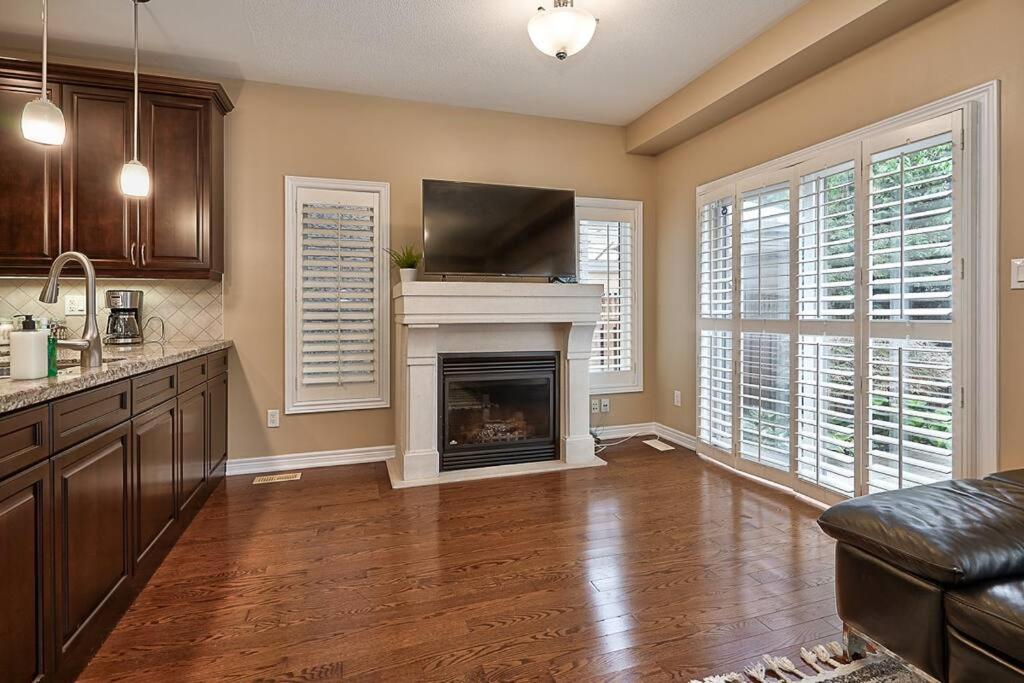 4 Car Parking-King Bed-in Oakville, with Ping Pong-BBQ, highway access