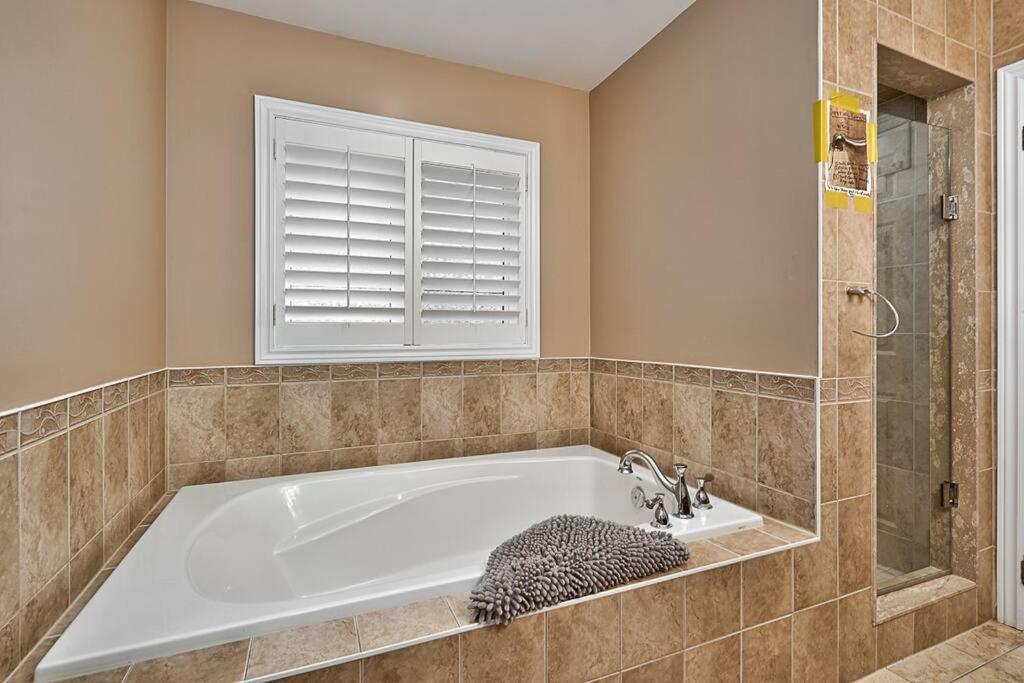 4 Car Parking-King Bed-in Oakville, with Ping Pong-BBQ, highway access