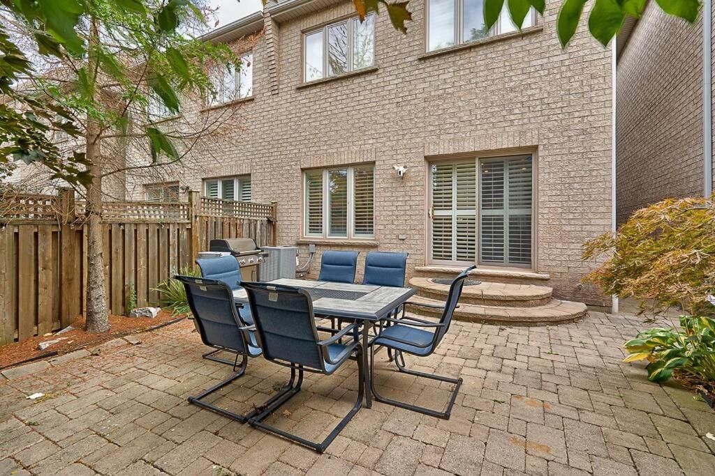 4 Car Parking-King Bed-in Oakville, with Ping Pong-BBQ, highway access