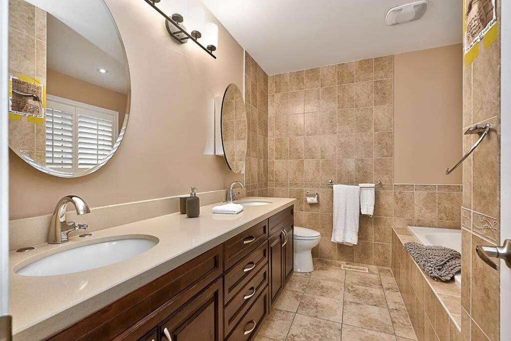 4 Car Parking-King Bed-in Oakville, with Ping Pong-BBQ, highway access