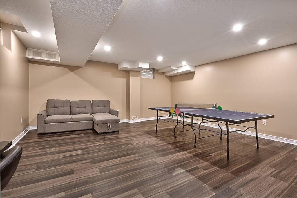 4 Car Parking-King Bed-in Oakville, with Ping Pong-BBQ, highway access