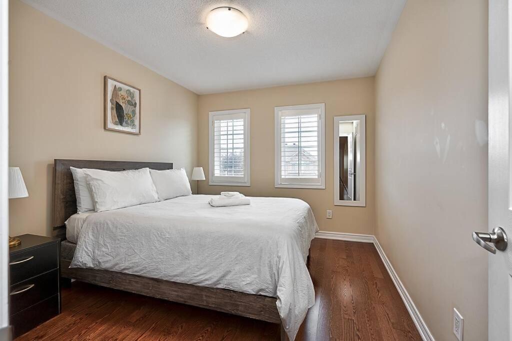 4 Car Parking-King Bed-in Oakville, with Ping Pong-BBQ, highway access