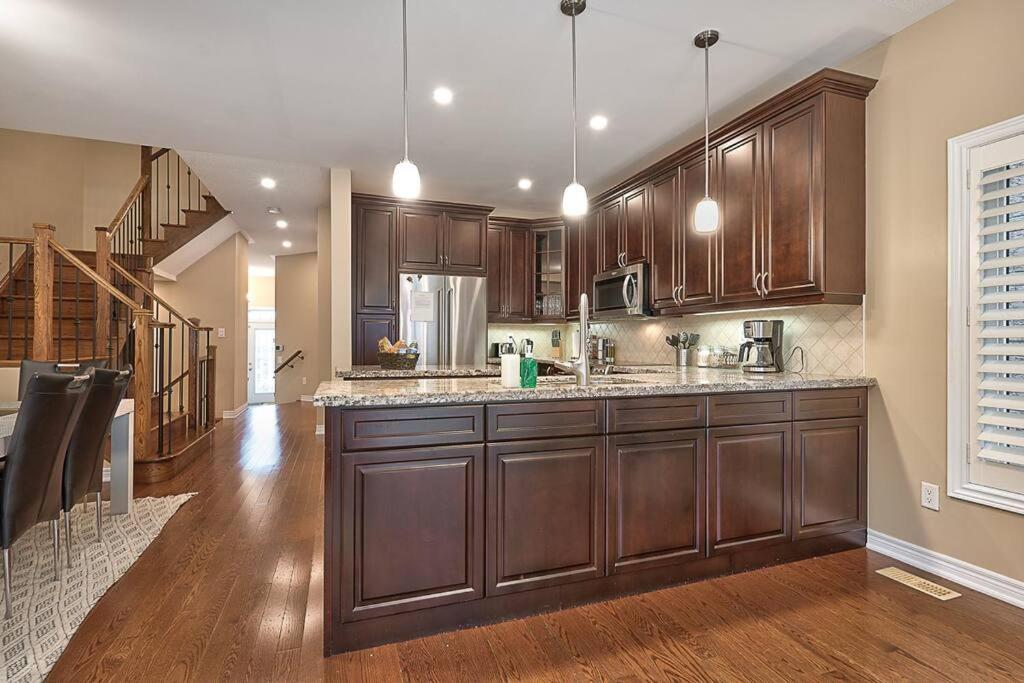 4 Car Parking-King Bed-in Oakville, with Ping Pong-BBQ, highway access