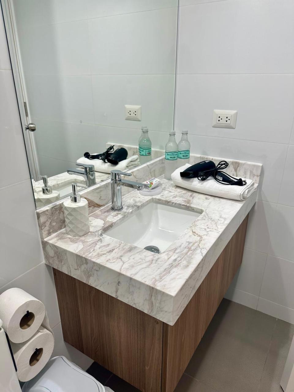 Moderno Departamento de 2 dormitorios a solo 6 min del Parque Kennedy Miraflores view 3