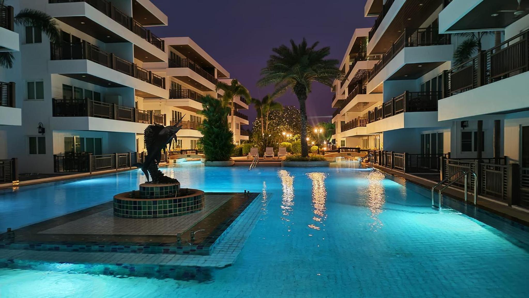 Beachfront Apartment with Balcony, Sea View & Pool View - Cha Am - Hua Hin