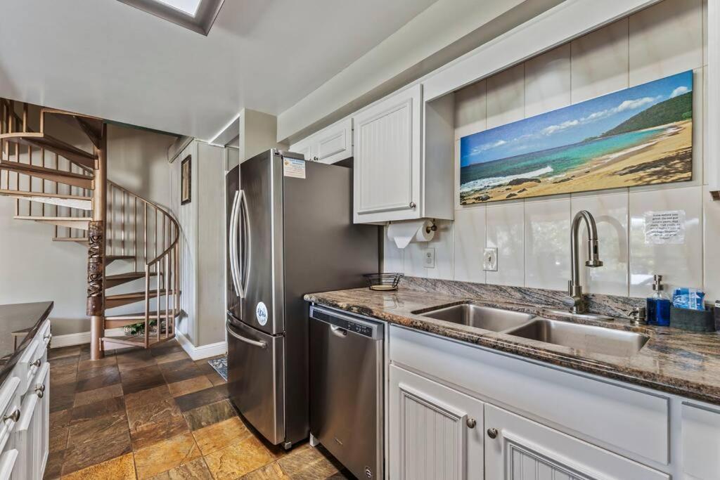 Koa Resort 1J- 3 bedroom right across the street from the beach view 3