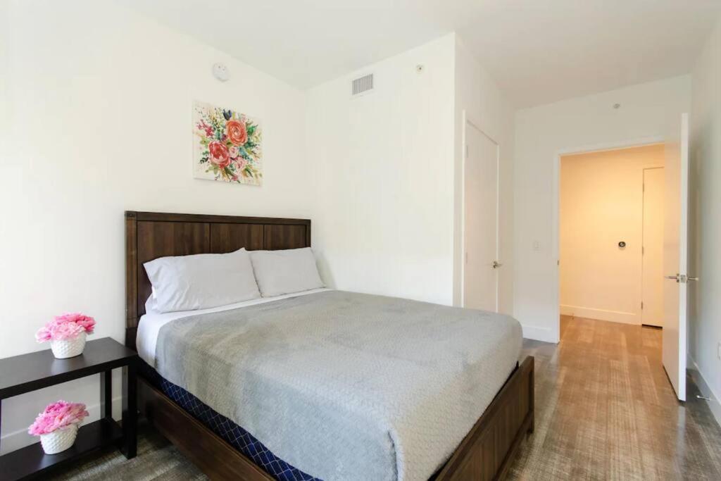 Stylish 3Bed HighRise with Pool, Spa, Rooftop Deck